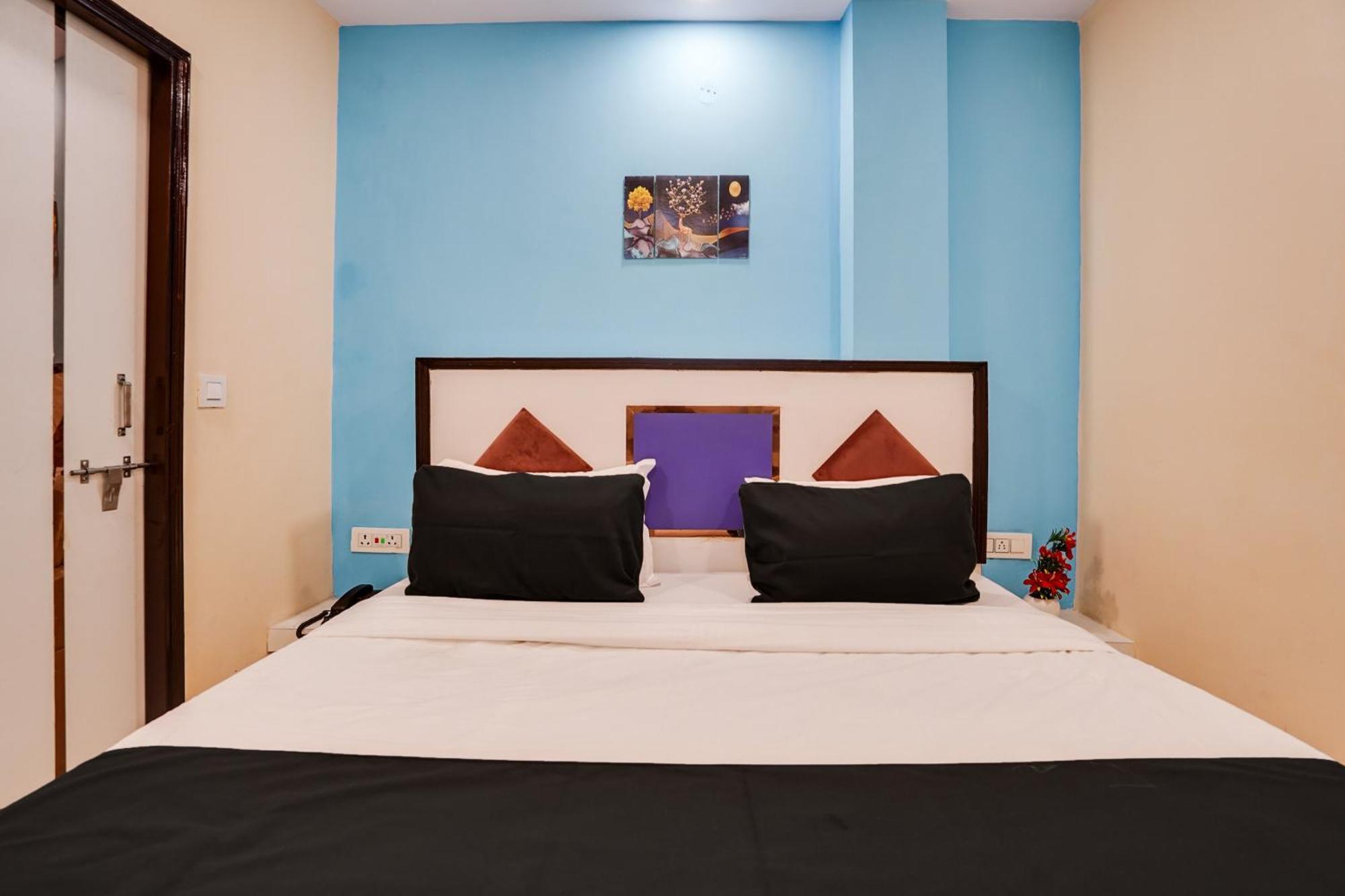 Super Hotel O Hotel Gold Star New Delhi Exterior photo